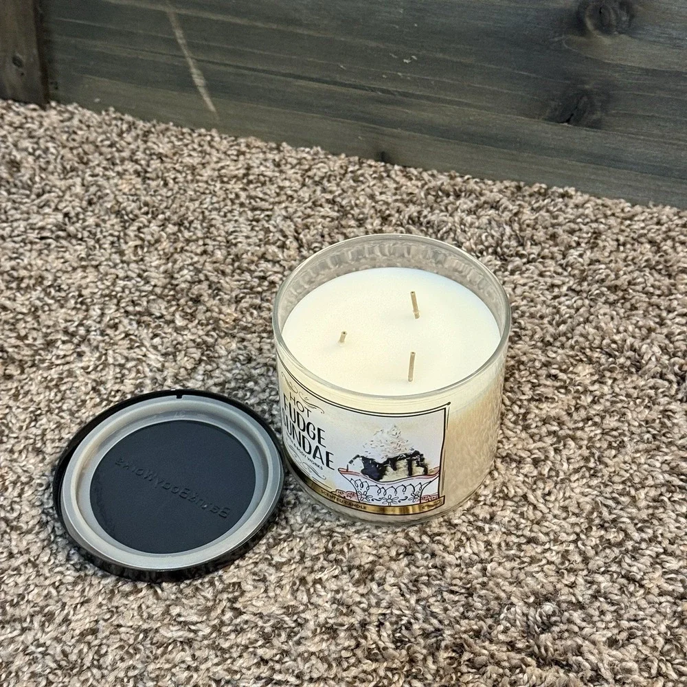 Bath & Body‎ Works HOT FUDGE SUNDAE Candle 14.5 oz 3-wick New! - Picture 2 of 4